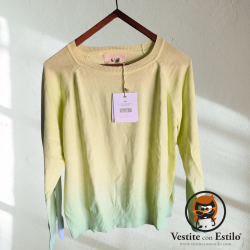 Sweater amarillo con etiqueta