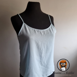 Blusa celeste con encaje